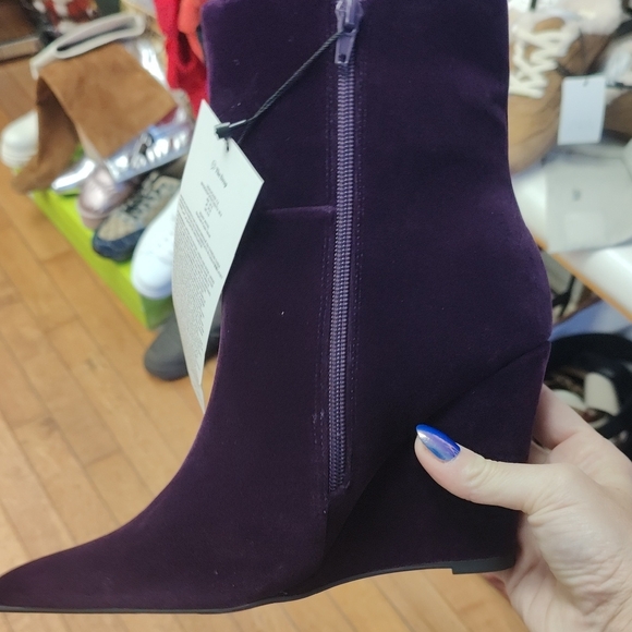 Chic Velvet Heeled Boots in Deep Purple - Picture 3 of 6